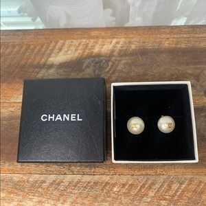 Vintage Chanel Pearl earrings